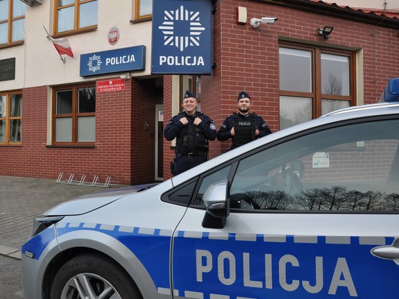 przed budynkiem Posterunku Policji w Gołkowicach stoją umundurowani policjanci