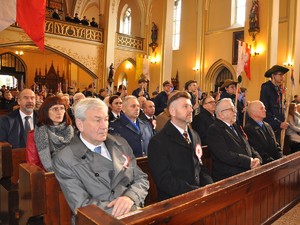 na zdjęciu widać przedstawicieli służb siedzących w kościelnej ławce