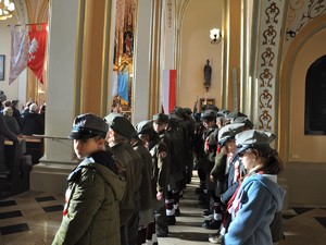 w kościele stoją w dwóch szeregach harcerze