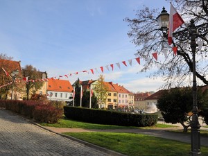 na zdjęciu widać wodzisławski rynek ozdobiony flagami państwowymi