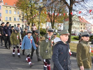 po rynku maszerują harcerze