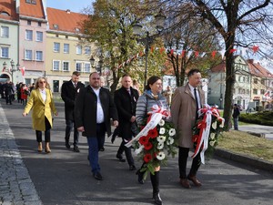 w pochodzie idą przedstawiciele władz samorządowych