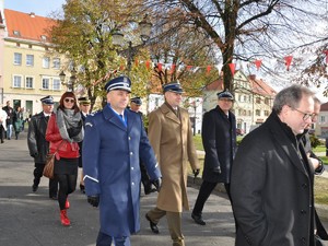 zdjęcie przedstawia przemarsz, w którym biorą udział przedstawiciele służb