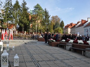 zdjęcie przedstawia zebranych oficjalnych gości oraz mieszkańców podczas uroczystości pod pomnikiem Powstańców Śląskich