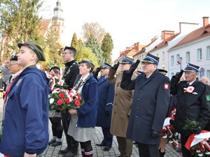 zebrani przed pomnikiem Powstańców Śląskich oficjalni goście oddają cześć, a przedstawiciele służb - honor