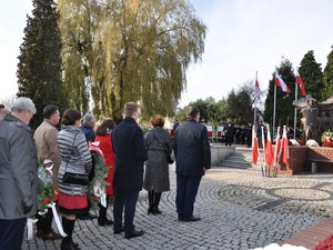 zdjęcie przedstawia zebranych oficjalnych gości oraz mieszkańców podczas uroczystości pod pomnikiem Powstańców Śląskich