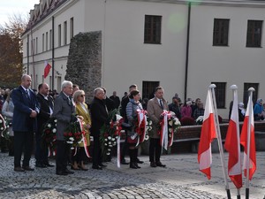 zdjęcie przedstawia zebranych oficjalnych gości oraz mieszkańców podczas uroczystości pod pomnikiem Powstańców Śląskich