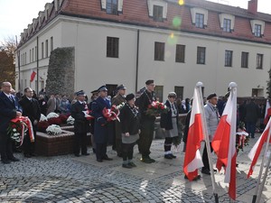 zdjęcie przedstawia zebranych oficjalnych gości oraz mieszkańców podczas uroczystości pod pomnikiem Powstańców Śląskich