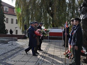 przedstawiciele służb z kwiatami kierują się pod pomnik Powstańców Śląskich aby oddać cześć poległym