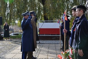 przedstawiciele służb oddają honor przed pomnikiem Powstańców Śląskich