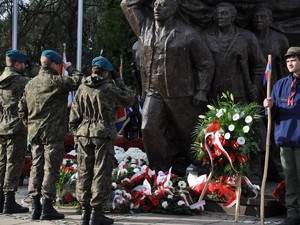 przedstawiciele Wojska Polskiego oddają honor przed pomnikiem Powstańców Śląskich