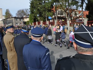 przedstawiciele służ oglądają przemarsz harcerzy i pocztów sztandarowych