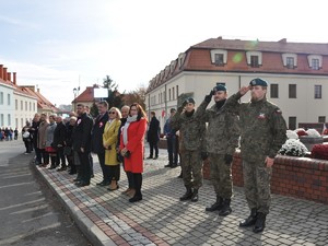 przedstawiciele służb i zaproszeni gości oglądają przemarsz harcerzy i pocztów sztandarowych