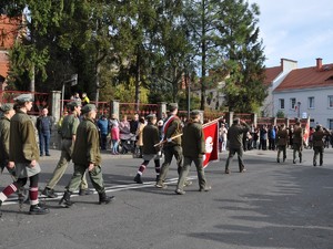 zebrani goście podziwiają uroczysty pochód