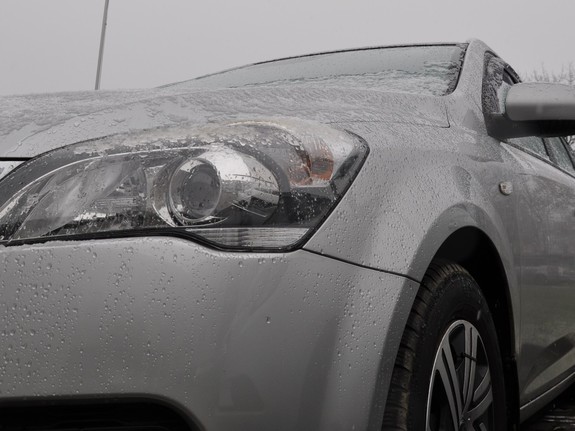 zdjęcie przedstawia przód samochodu, na masce leży napadany śnieg