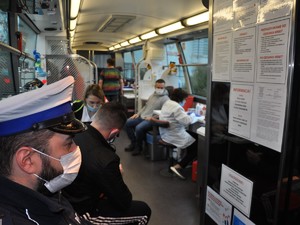 na zdjęciu widać wnętrze autokaru - ambulansu, w którym osoby oczekują na oddanie krwi