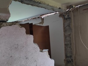 zdjęcie przedstawia wnętrze uszkodzonego budynku, widać popękane ścian