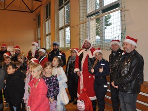 Zdjęcie przedstawia uczestników spotkania dzieci ze Świętym Mikołajem w Szkole podstawowej.