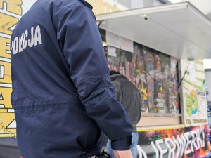 policjant stoi obok stoiska z fajerwerkami