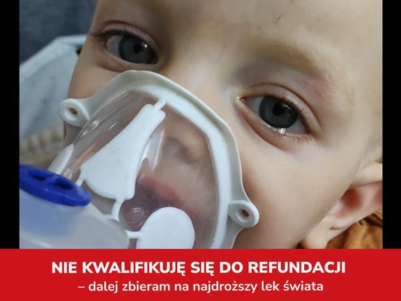 Na zdjęciu widać buzię dziecka z przyłożonym do ust i nosa inhalatorem. Żródło: siepomaga.pl