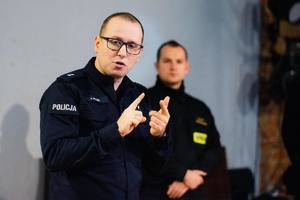 Zdjęcie przedstawia policjanta opowiadającego dzieciom o zasadach bezpieczeństwa
Źródło zdjęcia: Wodzisławskie Centrum Kultury