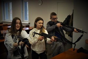 uczniowie ćwiczą obsługę broni