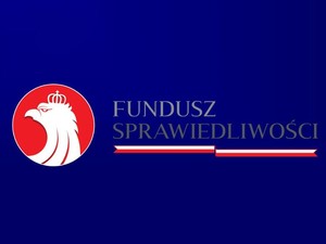 logo funduszu sprawiedliwości na granatowym tle