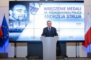 zdjęcie przedstawia Ministra MSWiA Mariusza Kamińskiego podczas przemowy w trakcie uroczystości