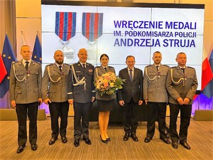 na zdjęciu obok stoją policjanci, policjantka i Komendant Główny Policji