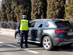 policjant kontroluje samochód osobowy