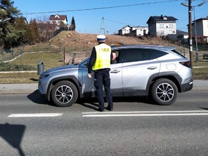 policjant kontroluje samochód osobowy