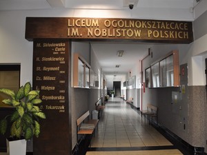 na zdjęciu widać szkolny korytarz, na górze napisana ozdobnymi literami nazwa szkoły