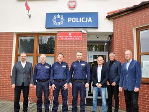 na zdjęciu widać pozujących policjantów oraz przedstawicieli władz samorządowych