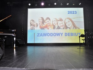 na scenie wyświetlany jest slajd z napisem &quot;Zawodowy debiut&quot;