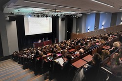 zdjęcie przedstawia zebranych na sali konferencyjnej uczestników seminarium