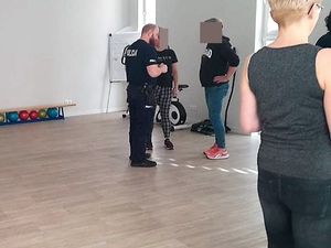 policjant prowadzi zajęcia dla kobiet z samoobrony