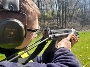 policjant wykonuje strzelanie z broni długiej