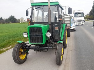 na poboczu stoi traktor