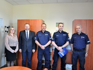 na zdjęciu pozują wspólnie od prawej strony Komendant Powiatowy Policji w Wodzisławiu Śląskim podkomisarz Policji, podinspektor, Sekretarz Gminy Lubomia oraz Zastępca Wójta Gminy Gorzyce