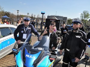 na policyjnym motocyklu siedzi youtuber Rezi, obok niego stoją policjanci