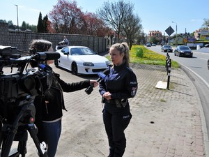 policjantka udziela wywiadu podczas festynu motoryzacyjnego