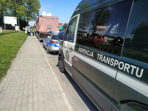 w rzędzie stoją kolejno pojazd Inspekcji transportu Drogowego, radiowóz policyjny, pojazd ciężarowy