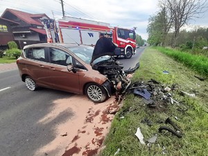 na zdjęciu widać samochód z rozbitym przodem, za nim stoi karetka pogotowia