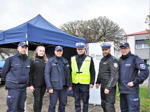 Zdjęcie przedstawia policjantów oraz praktykantkę.