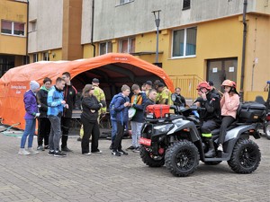 Zdjęcie przedstawia strażaka wraz z dziewczyną na quadzie.