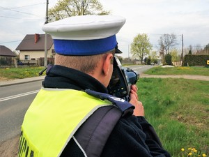 Policjant mierzący prędkość