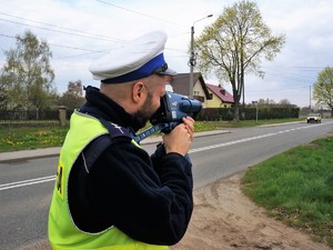 Policjant mierzący prędkość