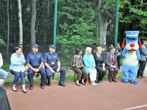 Zdjęcie przedstawia Komendanta Wodzisławskiej Policji wraz z gronem pedagogicznym