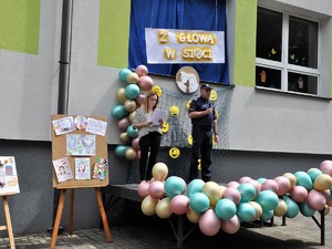 Zdjęcie przedstawia scenę na które przemawia Komendant Wodzisławskiej Policji