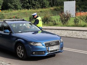 policjant kontroluje stan trzeźwości kierowcy